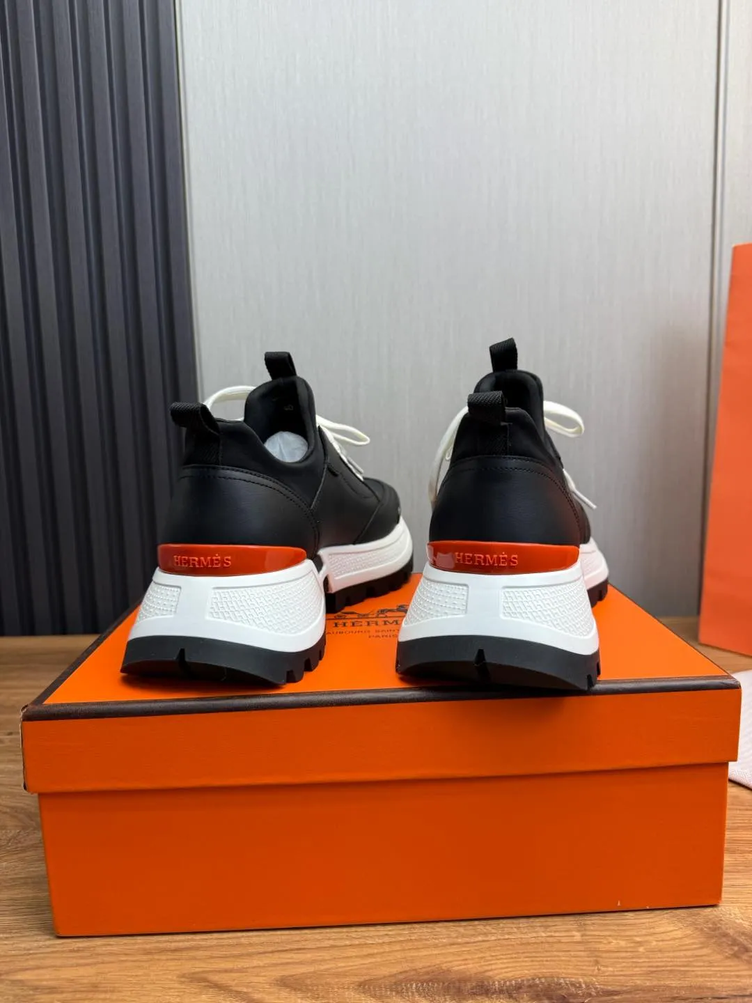 Men's men's shoes 💰780💰 HERMES/Hermès ** men's sports shoes The uppers are made of printed high-tech jersey fabric and calfskin sports shoes. The oversized sole features a geometric pattern and signature "H" detailing for an outdoor style. Black rubber sole, white rubber midsole, black and orange rubber inserts, tundra green lambskin insole, black high-tech canvas lining! Size: 39-40-41-42-43-44 (customized in 38.45)